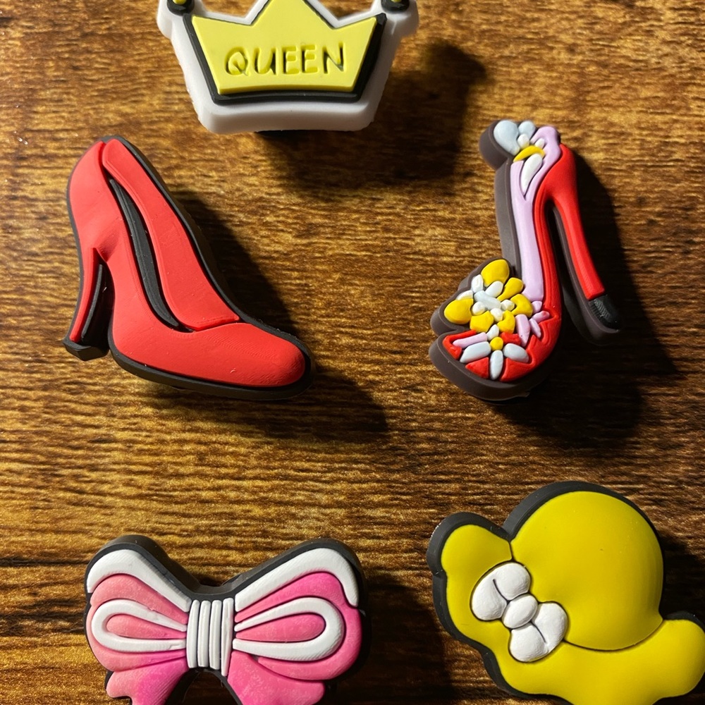 New  Queen 👑 Croc 🐊 Charms.